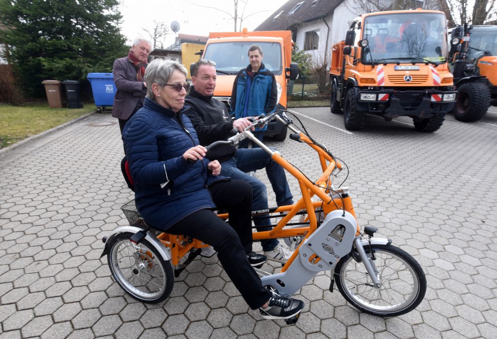 Vor dem Rathaus Heinersreuth wird die neue Fahrrad-Rikscha, die über MIN an die Gemeinde gespendet wurde, übergeben. Foto: Ralf Münch